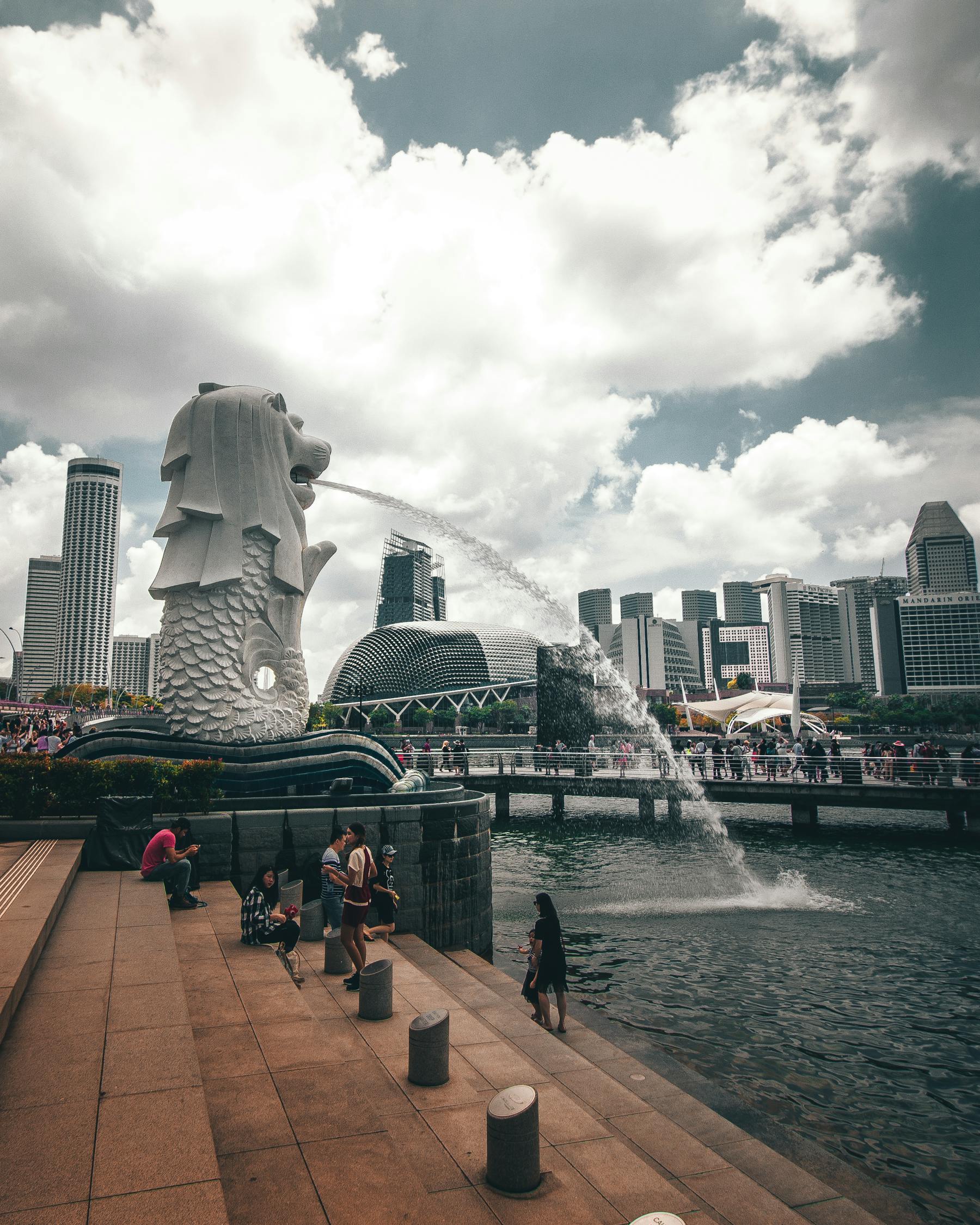 繁华背后的忧郁星期天——香港都市生活的独特画卷