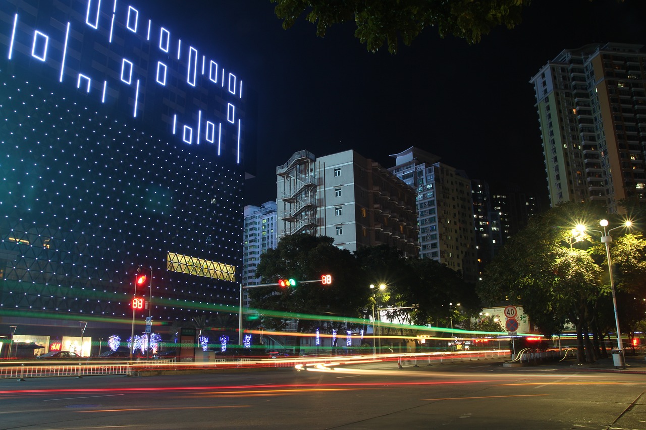 鸡鸣盛世，夜色香港，大吉大利的都市探险