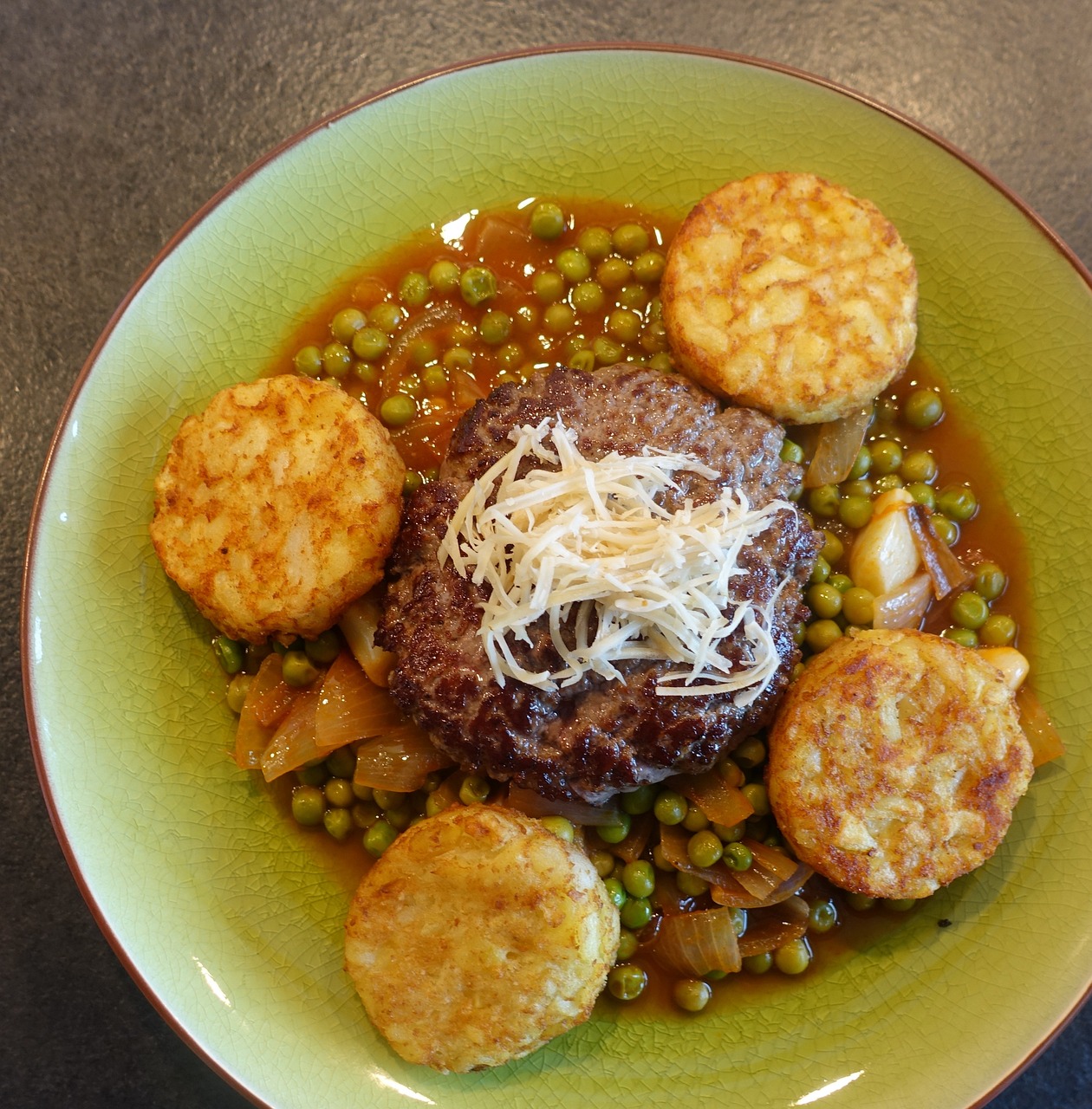 香港都市美食探秘地道土豆牛肉锅，带你领略港式烹饪艺术