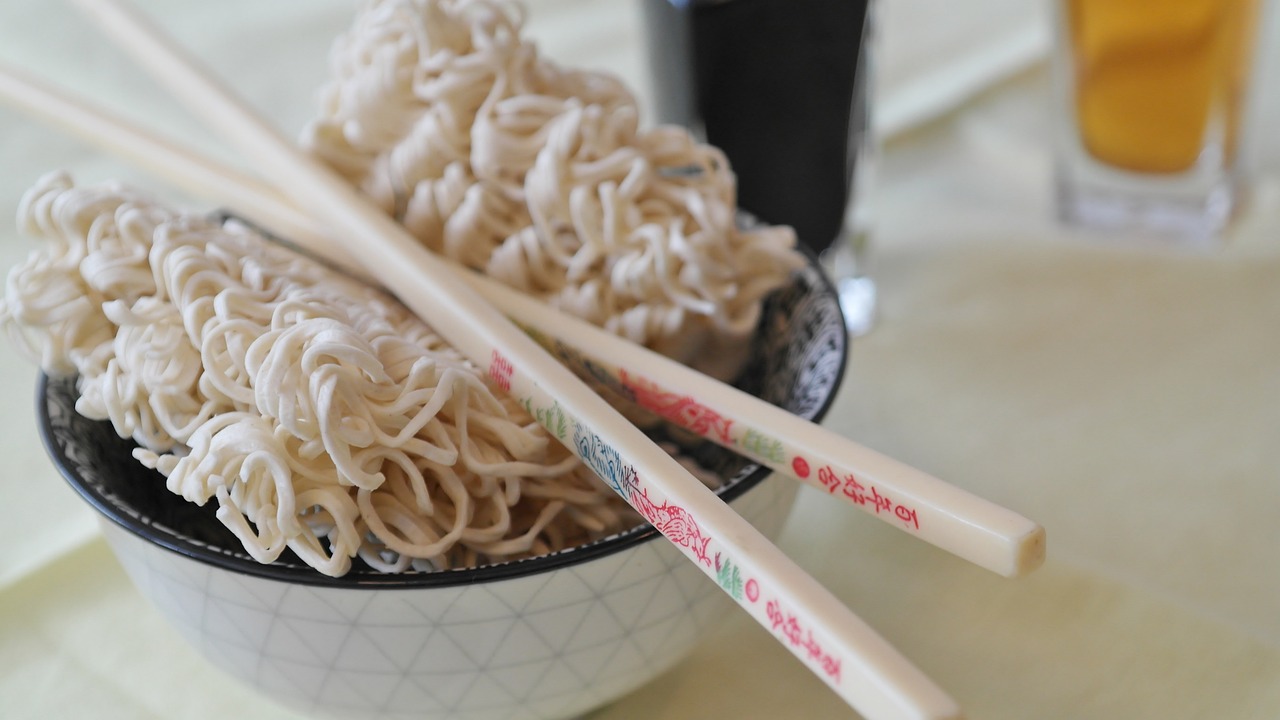 香港街头巷尾的地道美食，一盘炸小鱼，带你领略港式烹饪的魅力