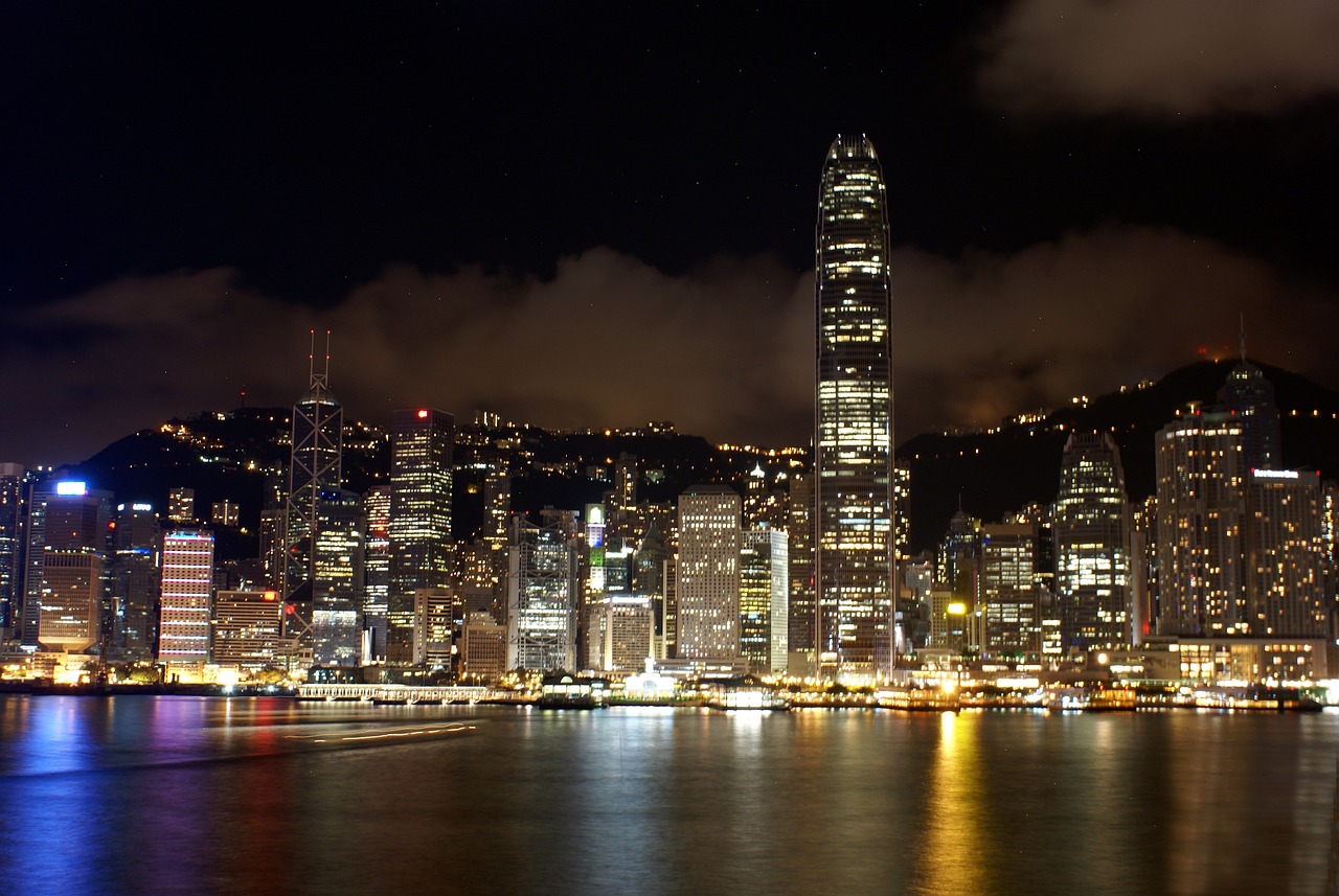 巅峰飞跃，香港都市的繁华与挑战