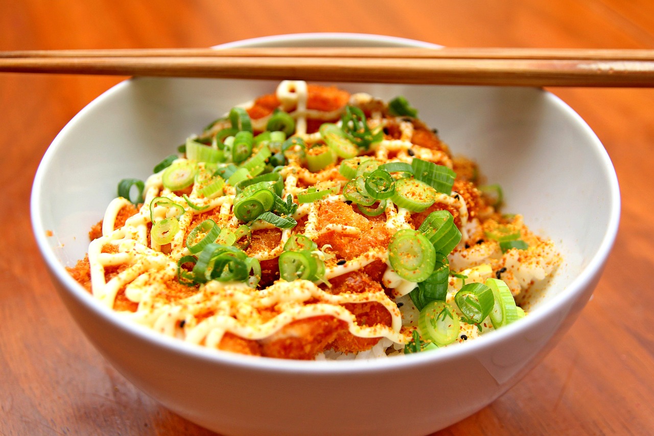 香港地道美食探秘——鲜美虾仁馄饨的精致制作全过程