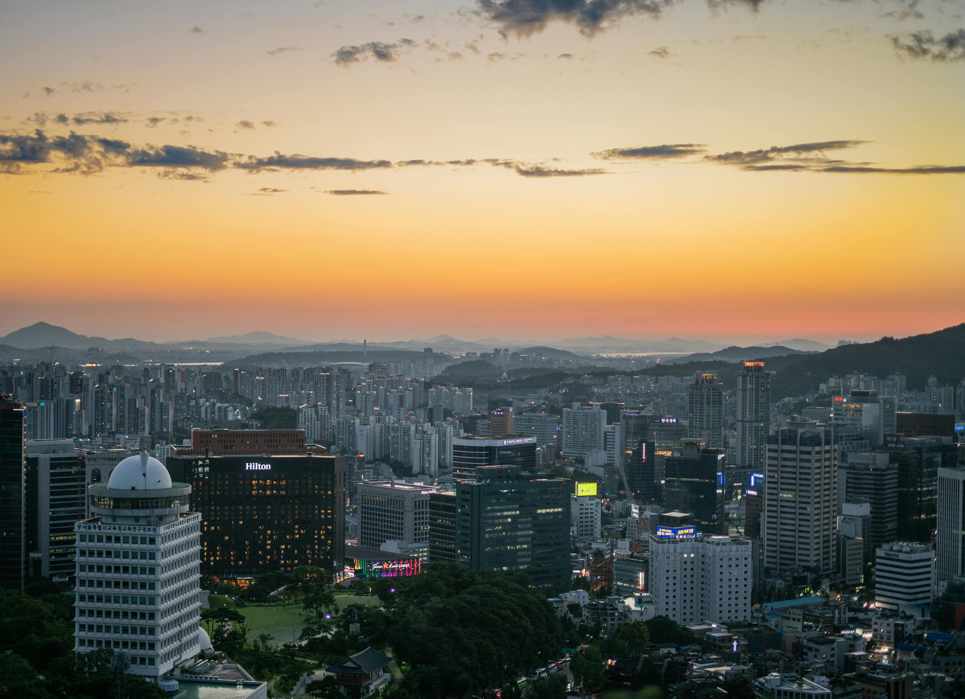 繁华之都里的深情与伤痛——香港都市恋曲