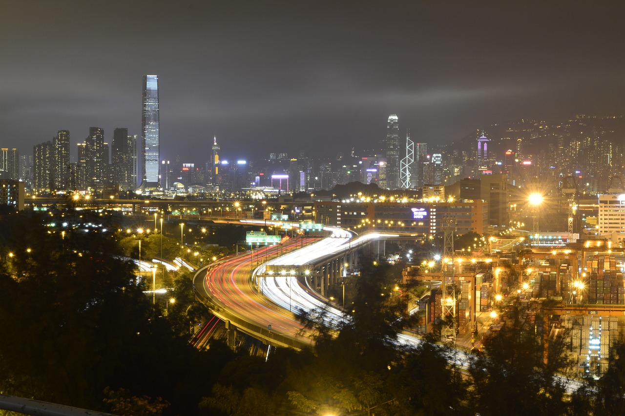 繁华霓裳下的开心马骝——香港都市音乐韵动