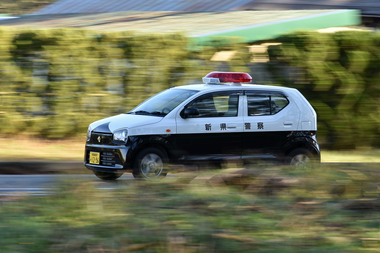 横穿马路引发的意外，被警车撞飞的警示